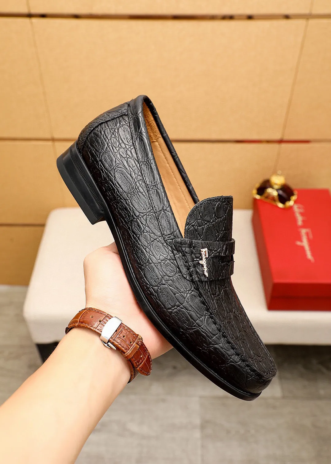 Men's shoes 💰480 💐 Product trademark: Ferragamo "Ferragamo" casual leather shoes Regular size: 38-44 (45🉑️customized) Product materials: Selected imported first-layer calfskin embossed upper + luxury hardware buckle, imported water-dyed cowhide leather lining. Strong three-dimensional visual effect, original outsole color: 1⃣️color optional